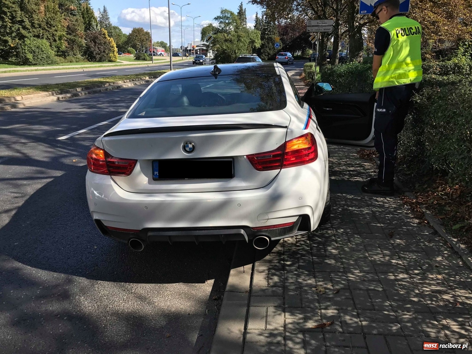 Zdjęcie w galerii na portalu naszraciborz.pl: Peugeot i BMW - bliskie spotkanie na Odrostradzie [FOTO] wiadomości z regionu