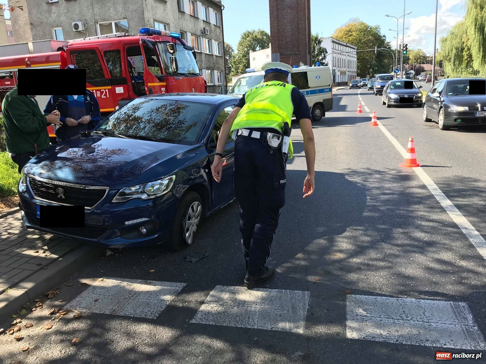 Zdjęcie w galerii na portalu naszraciborz.pl: Peugeot i BMW - bliskie spotkanie na Odrostradzie [FOTO] wiadomości z regionu