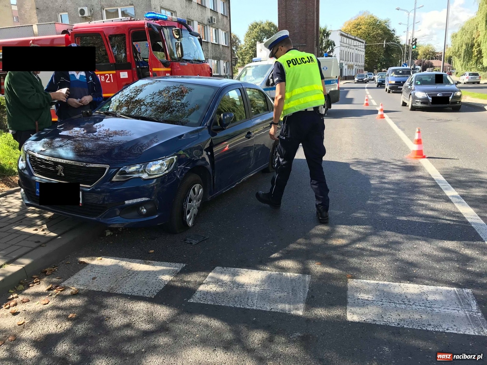Zdjęcie w galerii na portalu naszraciborz.pl: Peugeot i BMW - bliskie spotkanie na Odrostradzie [FOTO] wiadomości z regionu