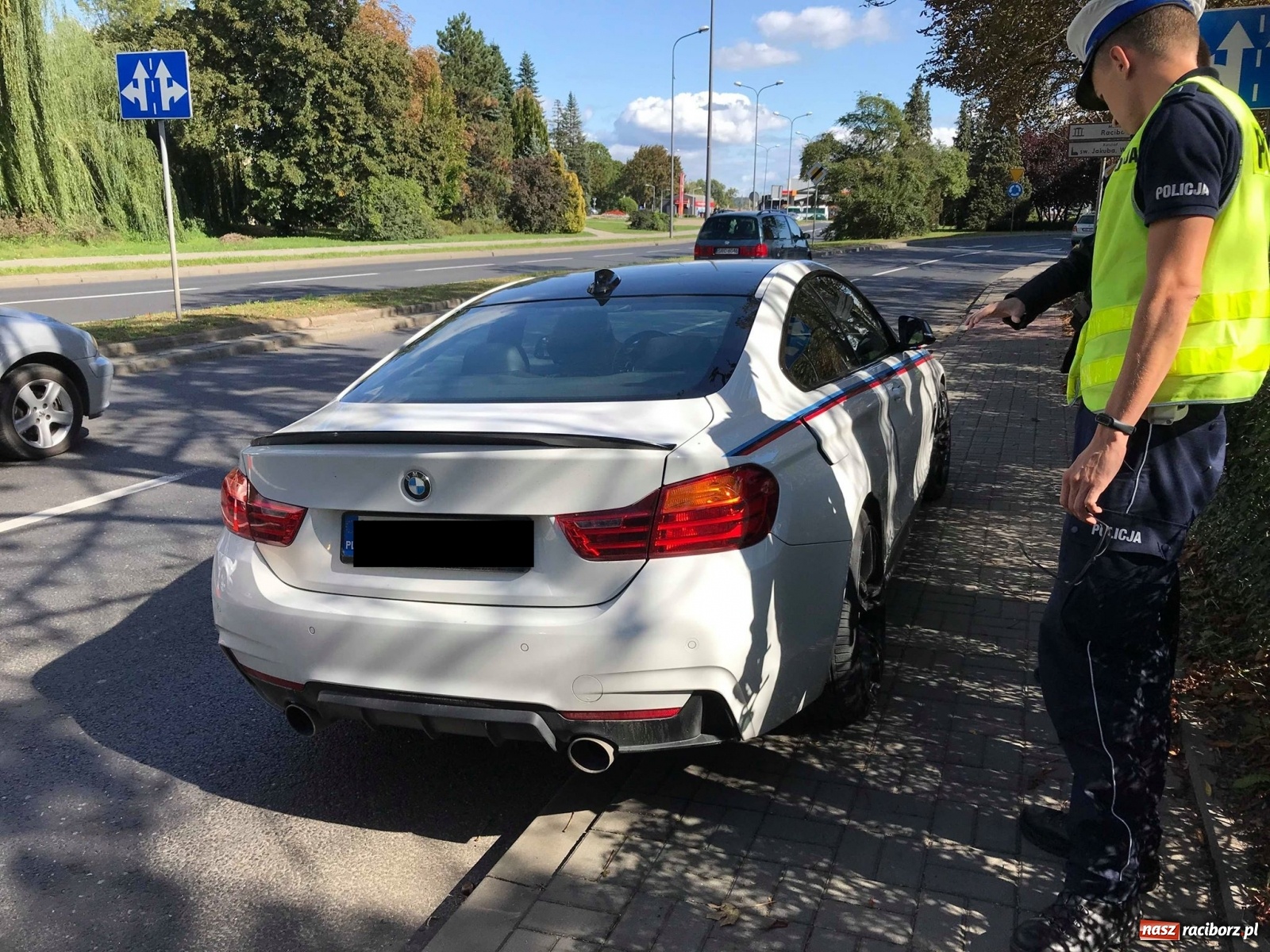 Zdjęcie w galerii na portalu naszraciborz.pl: Peugeot i BMW - bliskie spotkanie na Odrostradzie [FOTO] wiadomości z regionu