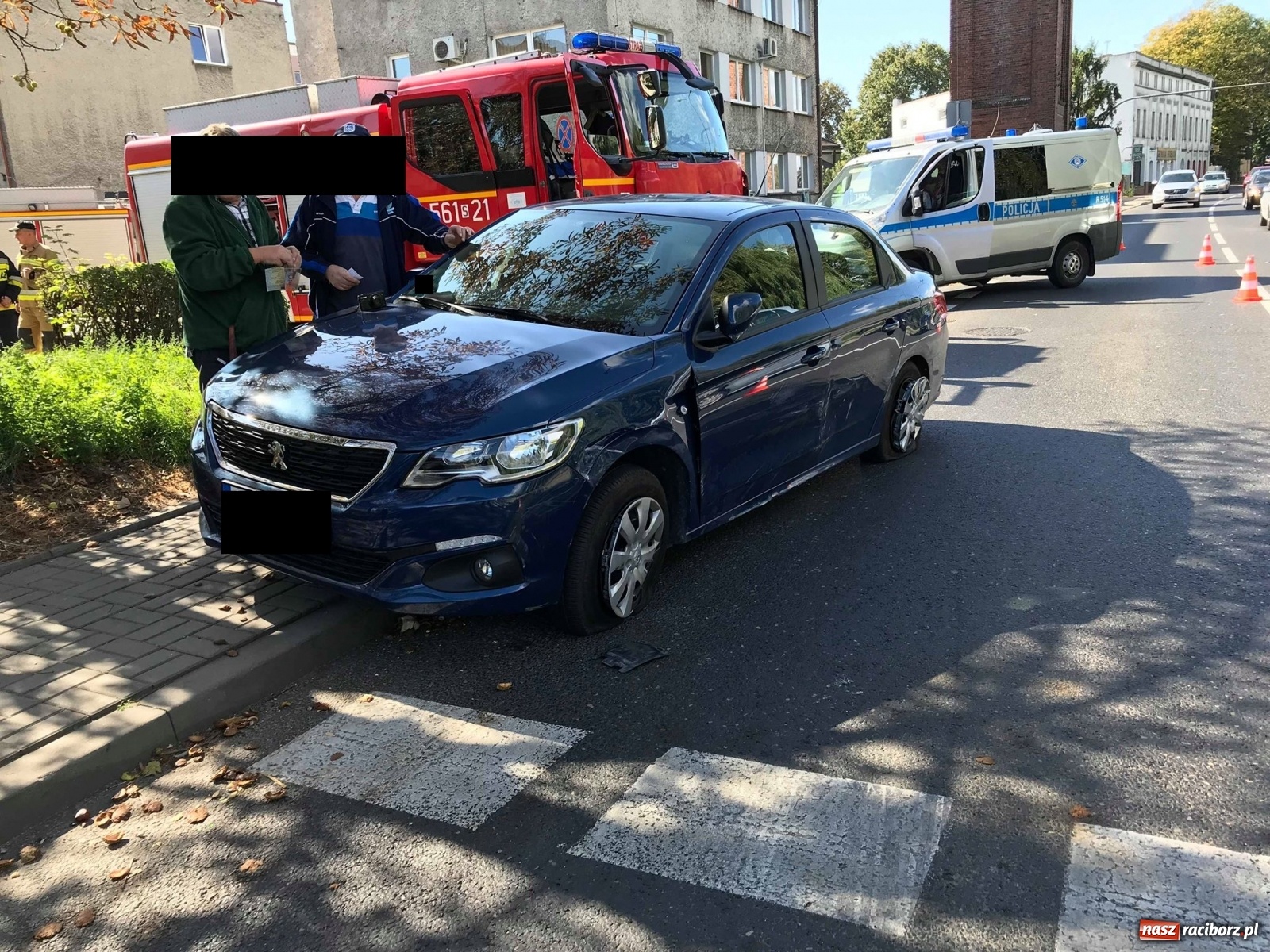 Zdjęcie w galerii na portalu naszraciborz.pl: Peugeot i BMW - bliskie spotkanie na Odrostradzie [FOTO] wiadomości z regionu