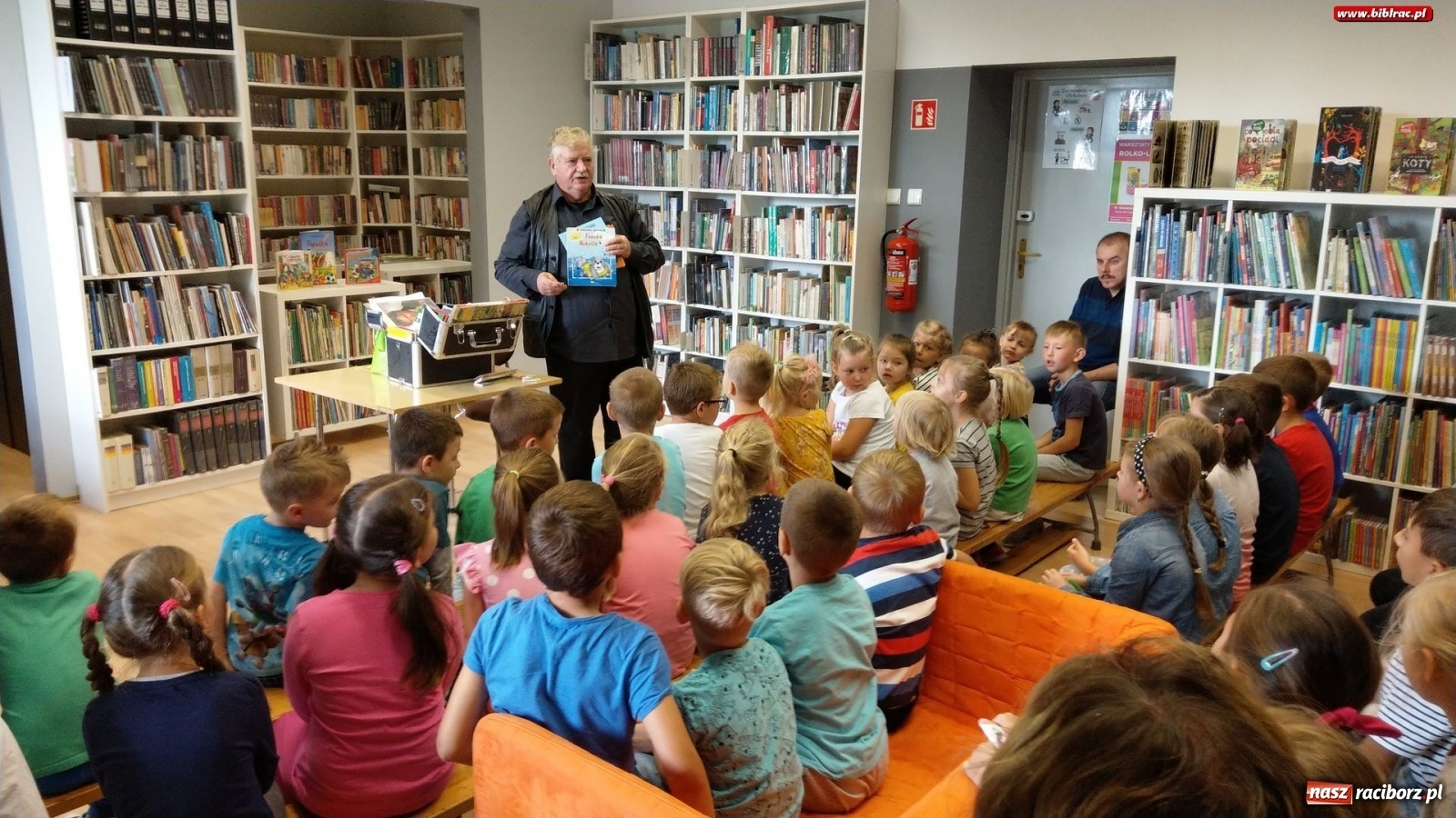 Zdjęcie w galerii na portalu naszraciborz.pl: Do dzieci mówi rymem. Drabik w książnicy  wiadomości z regionu