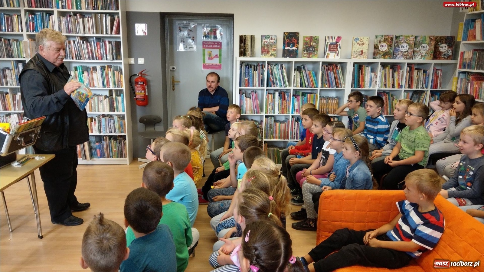 Zdjęcie w galerii na portalu naszraciborz.pl: Do dzieci mówi rymem. Drabik w książnicy  wiadomości z regionu