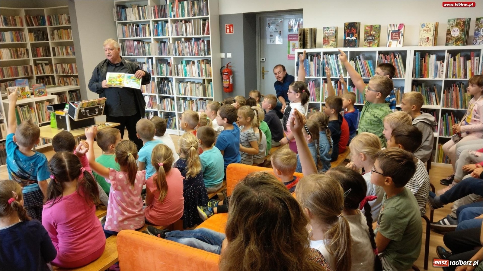 Zdjęcie w galerii na portalu naszraciborz.pl: Do dzieci mówi rymem. Drabik w książnicy  wiadomości z regionu