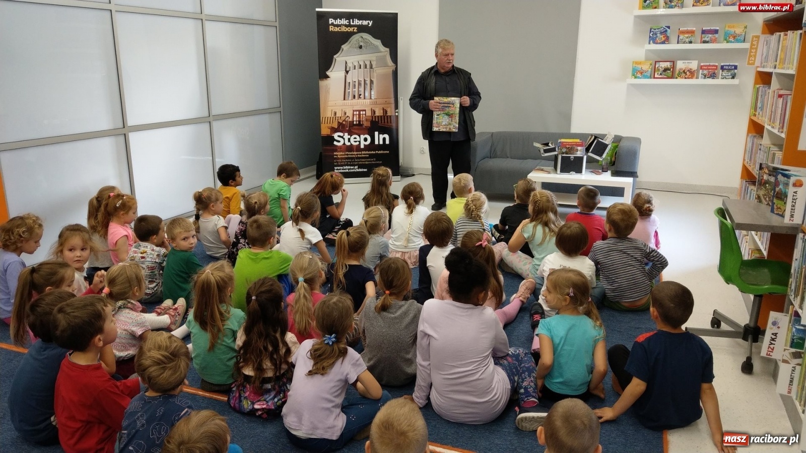 Zdjęcie w galerii na portalu naszraciborz.pl: Do dzieci mówi rymem. Drabik w książnicy  wiadomości z regionu