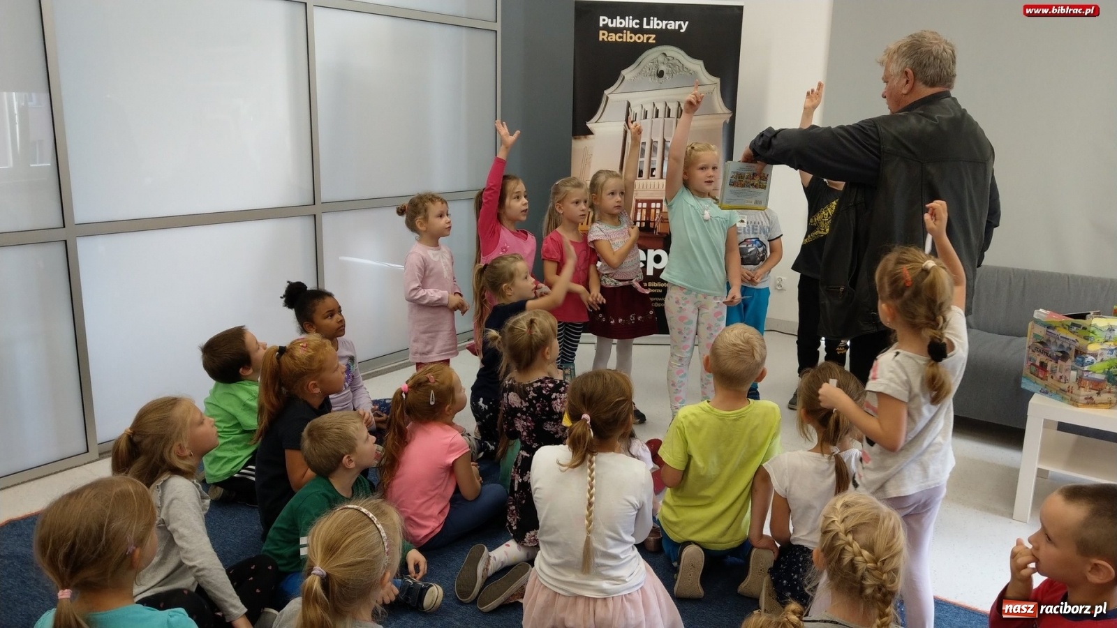 Zdjęcie w galerii na portalu naszraciborz.pl: Do dzieci mówi rymem. Drabik w książnicy  wiadomości z regionu