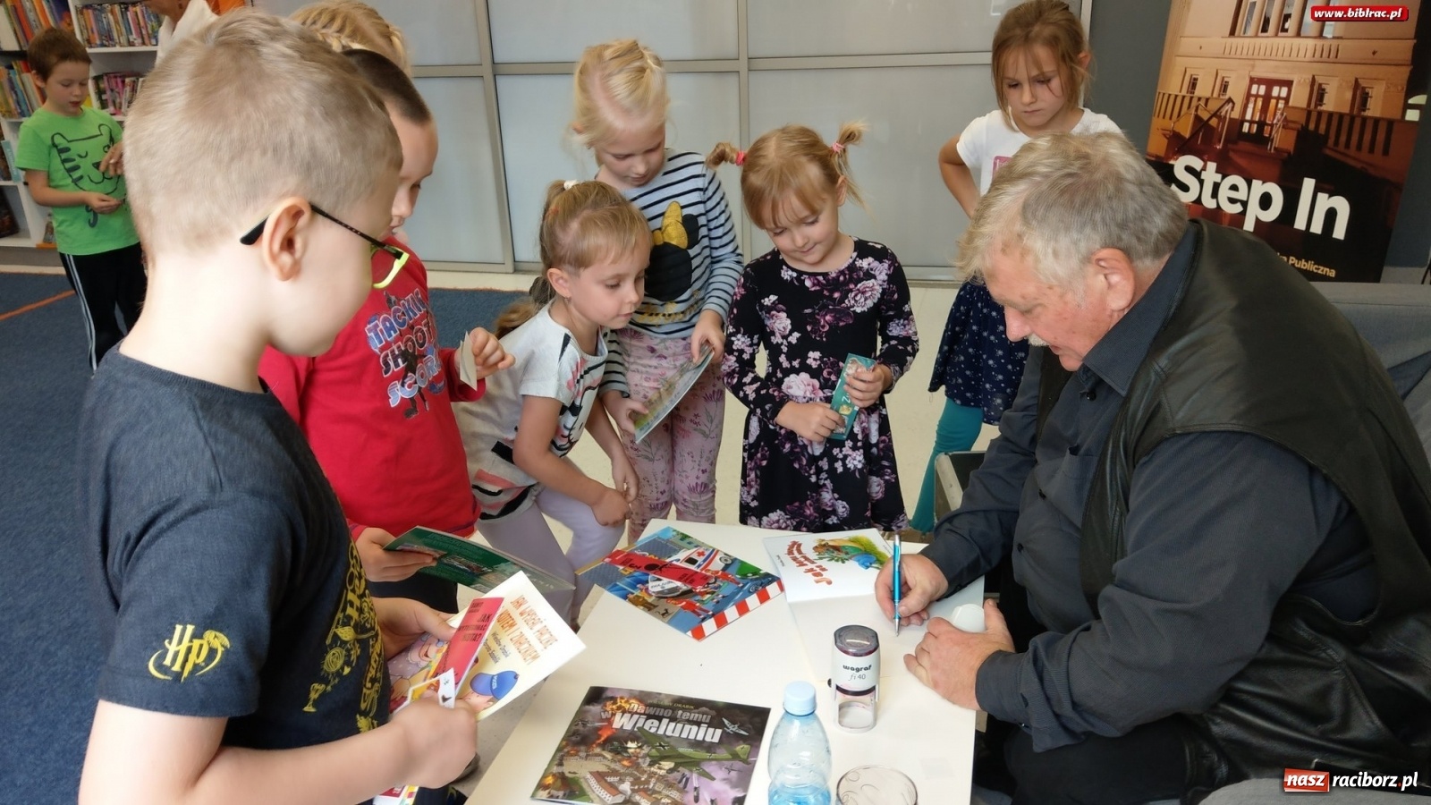 Zdjęcie w galerii na portalu naszraciborz.pl: Do dzieci mówi rymem. Drabik w książnicy  wiadomości z regionu