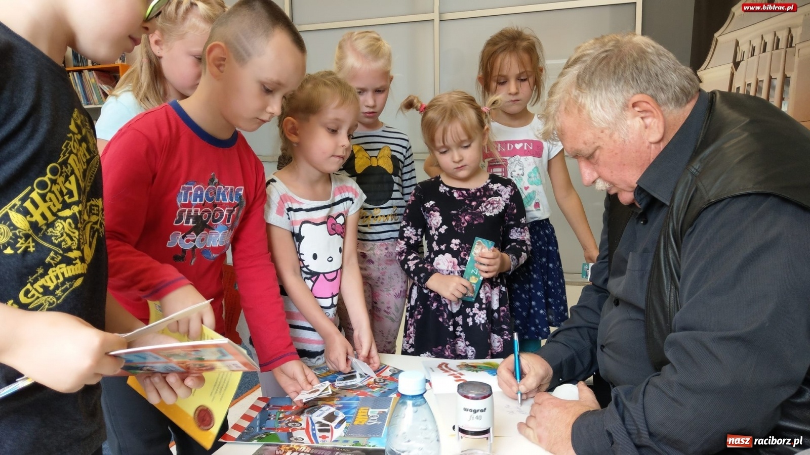 Zdjęcie w galerii na portalu naszraciborz.pl: Do dzieci mówi rymem. Drabik w książnicy  wiadomości z regionu