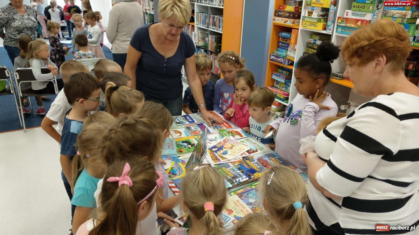 Zdjęcie w galerii na portalu naszraciborz.pl: Do dzieci mówi rymem. Drabik w książnicy  wiadomości z regionu