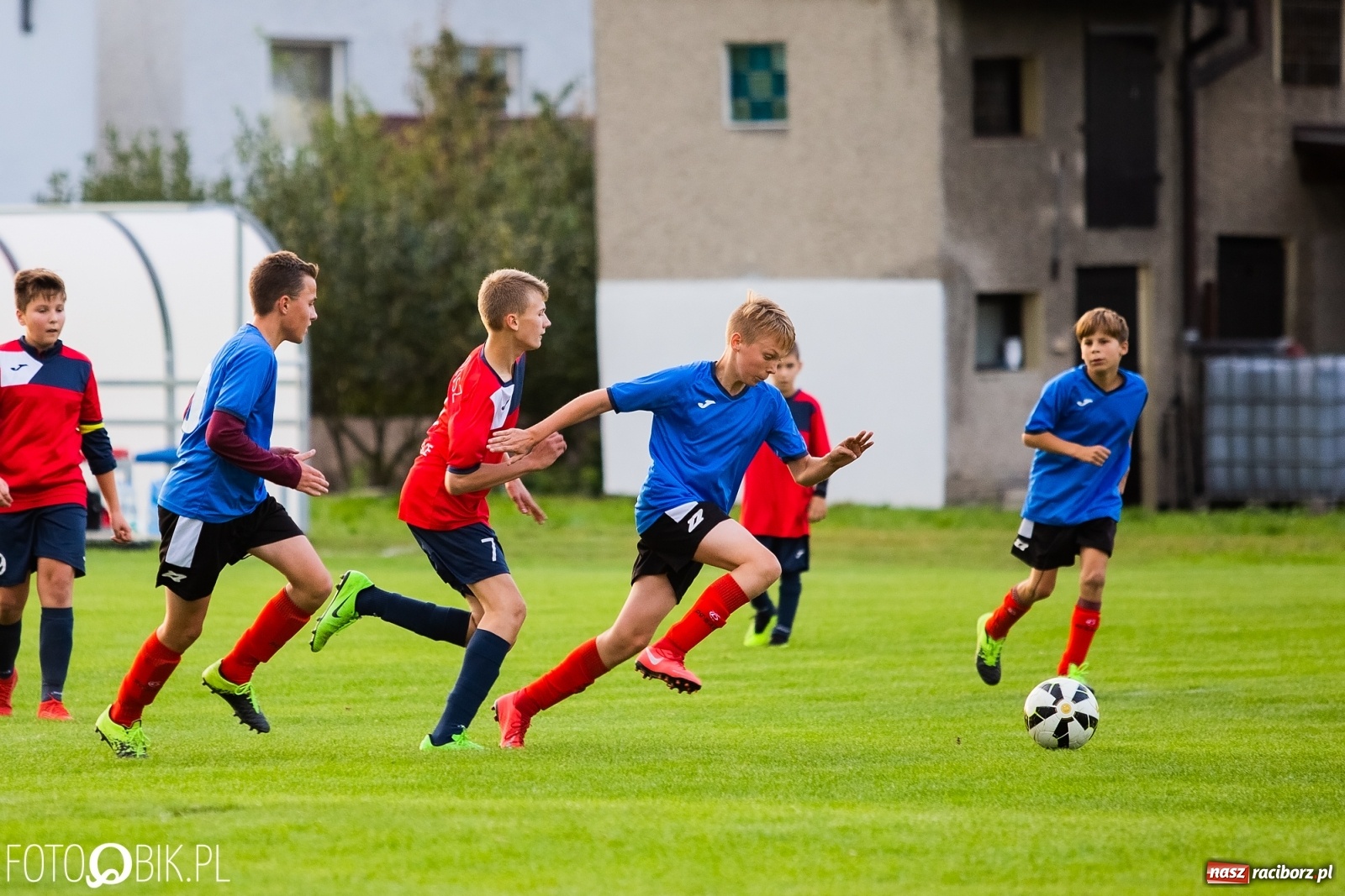 Zdjęcie w galerii na portalu naszraciborz.pl: Wyrównany pojedynek trampkarzy przy Urbana wiadomości z regionu