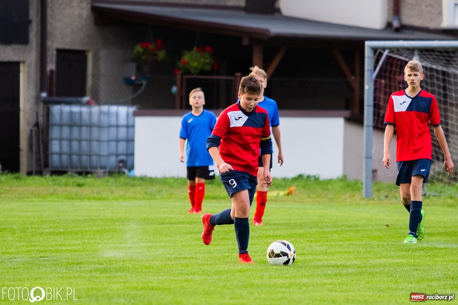 Zdjęcie w galerii na portalu naszraciborz.pl: Wyrównany pojedynek trampkarzy przy Urbana wiadomości z regionu