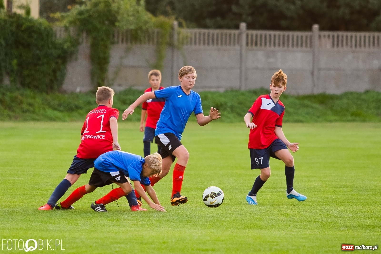 Zdjęcie w galerii na portalu naszraciborz.pl: Wyrównany pojedynek trampkarzy przy Urbana wiadomości z regionu