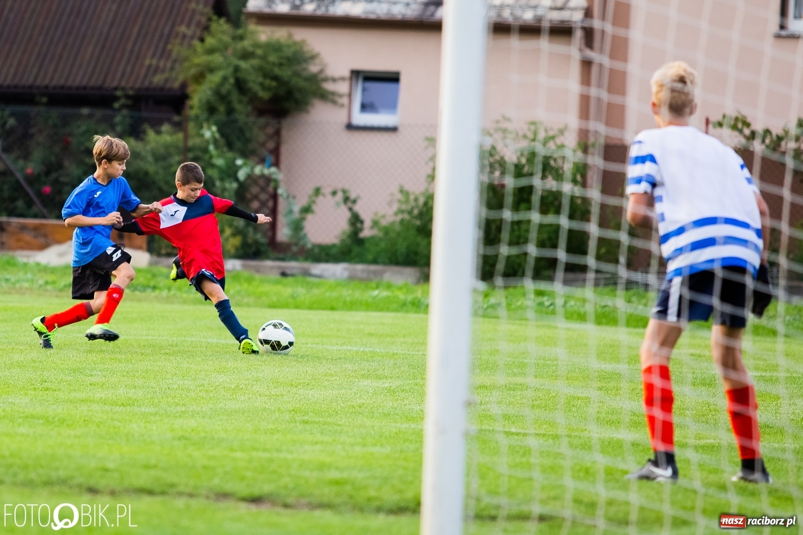 Zdjęcie w galerii na portalu naszraciborz.pl: Wyrównany pojedynek trampkarzy przy Urbana wiadomości z regionu