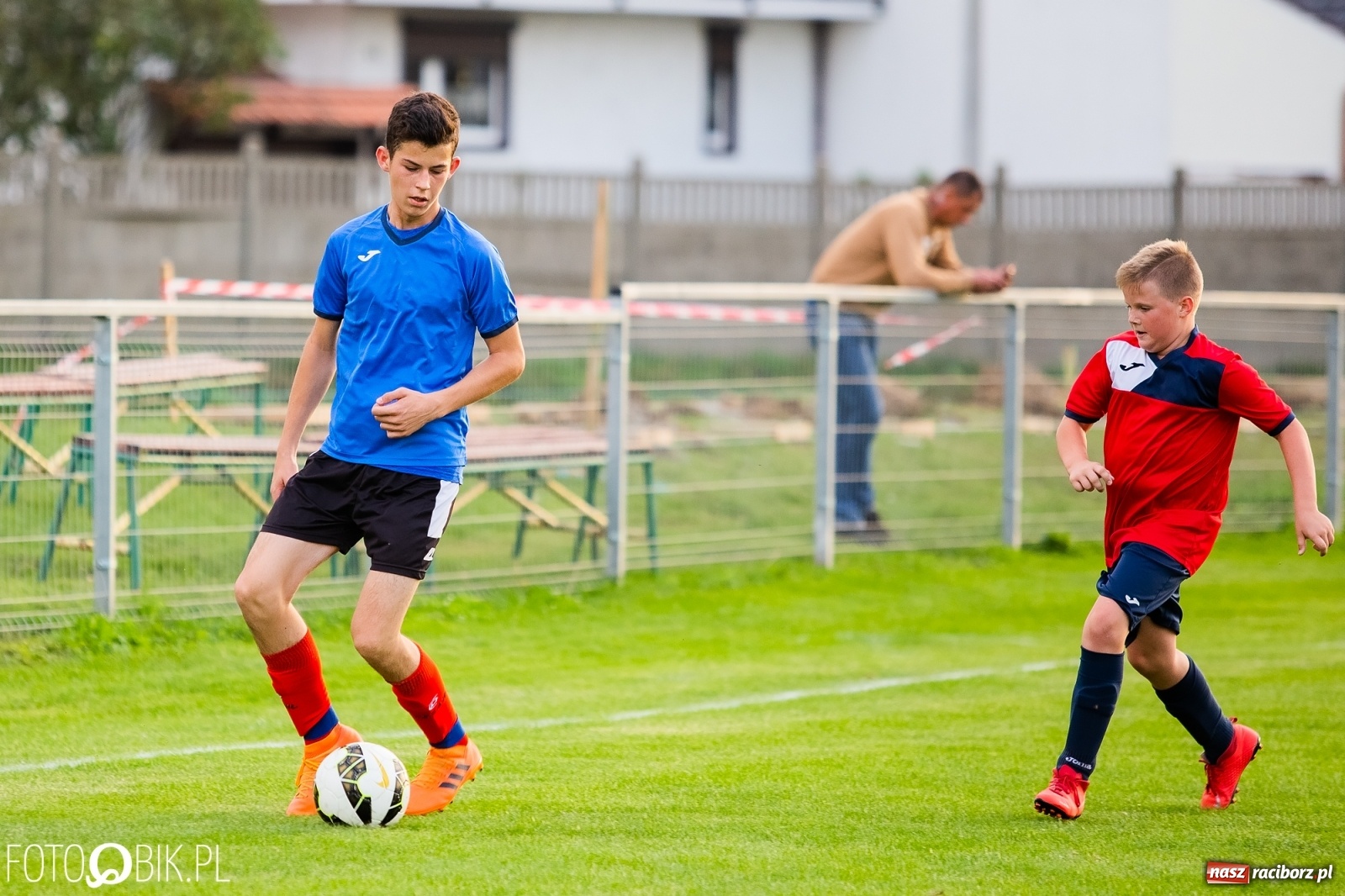 Zdjęcie w galerii na portalu naszraciborz.pl: Wyrównany pojedynek trampkarzy przy Urbana wiadomości z regionu