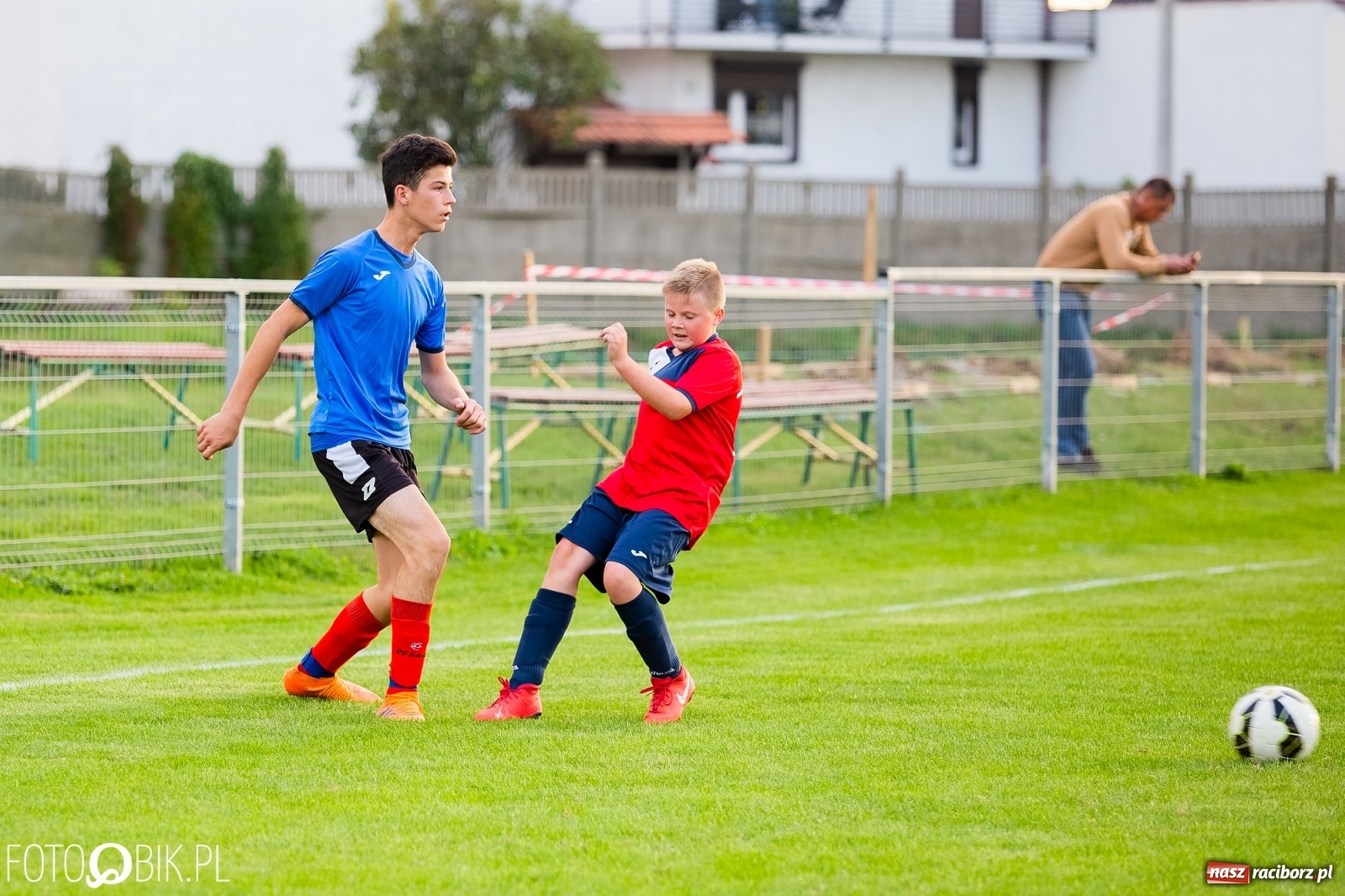 Zdjęcie w galerii na portalu naszraciborz.pl: Wyrównany pojedynek trampkarzy przy Urbana wiadomości z regionu
