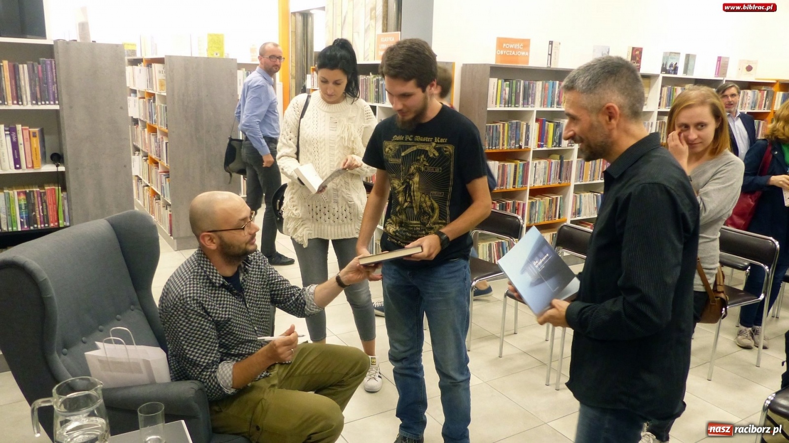 Zdjęcie w galerii na portalu naszraciborz.pl: Literacka jesień z Księgarnią SOWA: Filip Springer  wiadomości z regionu