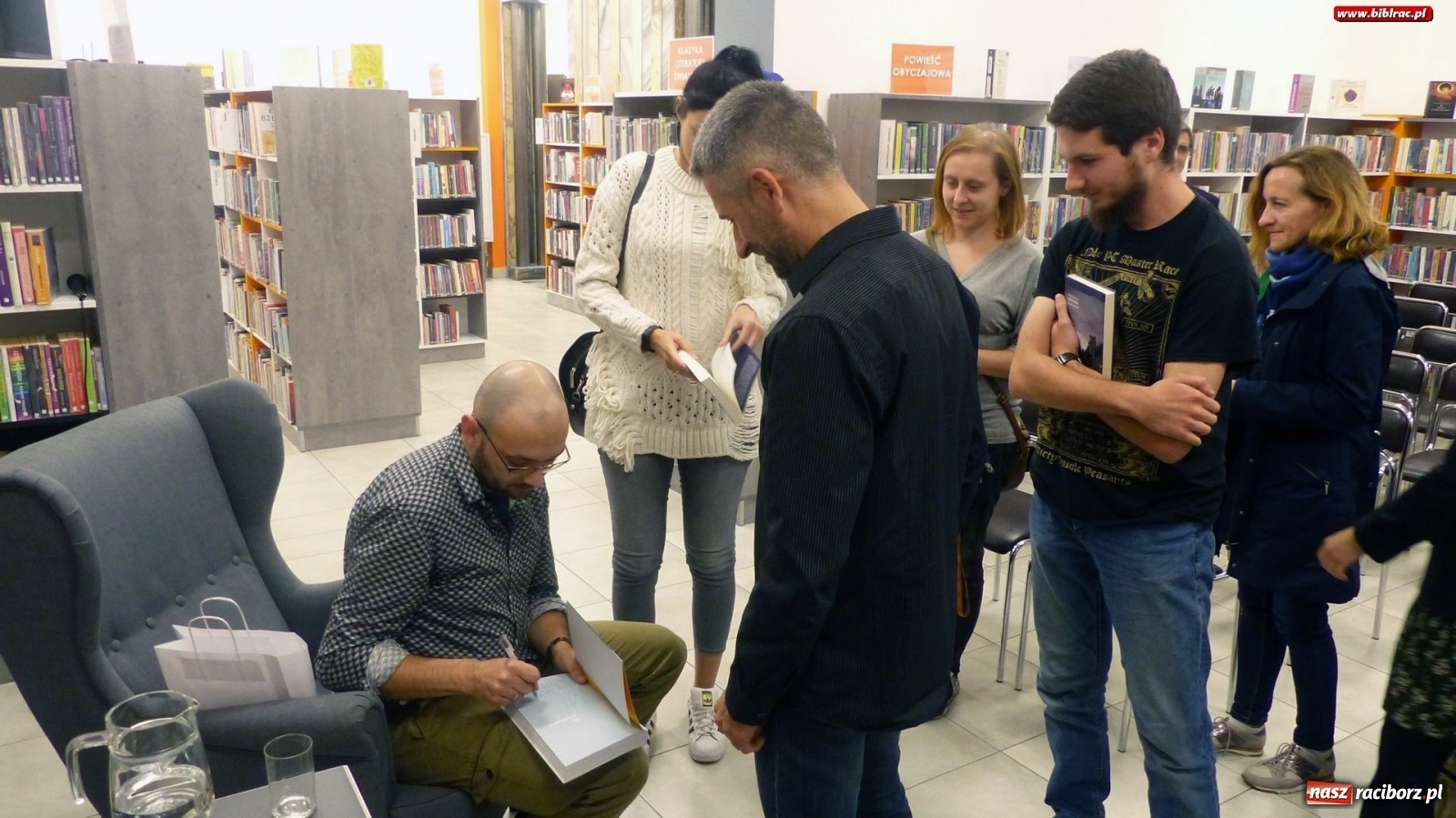 Zdjęcie w galerii na portalu naszraciborz.pl: Literacka jesień z Księgarnią SOWA: Filip Springer  wiadomości z regionu