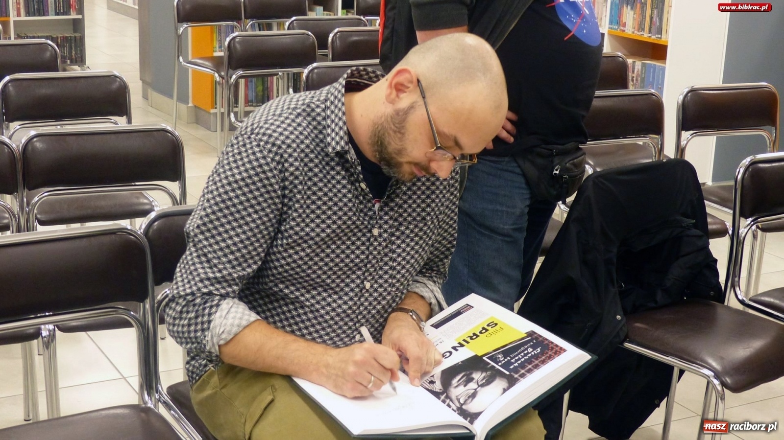 Zdjęcie w galerii na portalu naszraciborz.pl: Literacka jesień z Księgarnią SOWA: Filip Springer  wiadomości z regionu