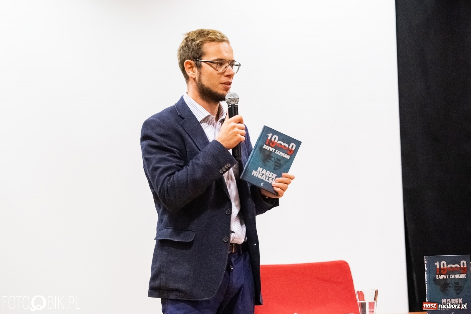 Zdjęcie w galerii na portalu naszraciborz.pl: Barwy zamienne. Spotkanie autorskie z M. Migalskim na zamku wiadomości z regionu