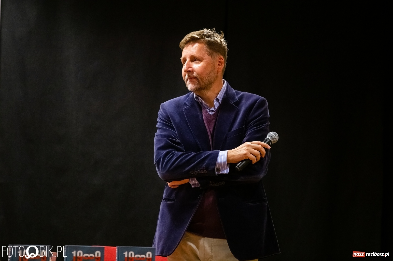 Zdjęcie w galerii na portalu naszraciborz.pl: Barwy zamienne. Spotkanie autorskie z M. Migalskim na zamku wiadomości z regionu