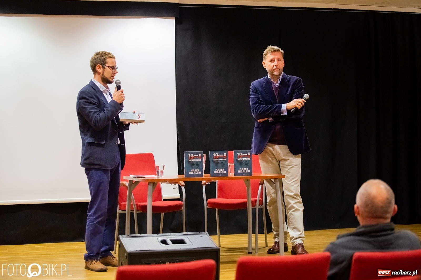 Zdjęcie w galerii na portalu naszraciborz.pl: Barwy zamienne. Spotkanie autorskie z M. Migalskim na zamku wiadomości z regionu