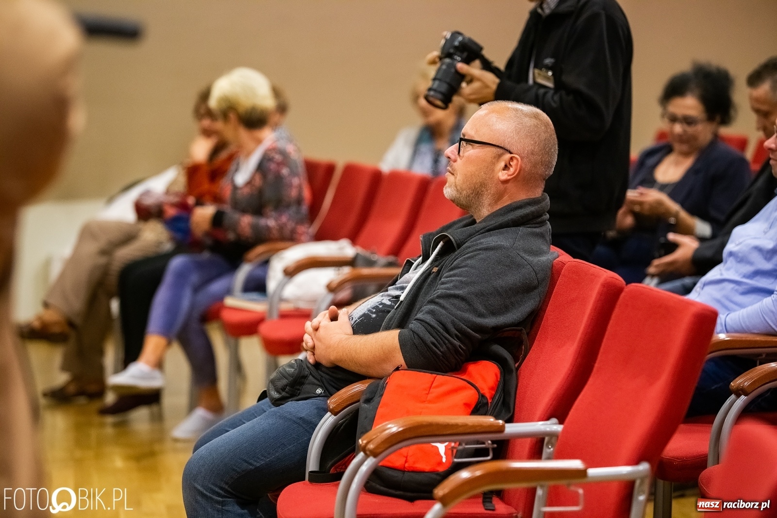 Zdjęcie w galerii na portalu naszraciborz.pl: Barwy zamienne. Spotkanie autorskie z M. Migalskim na zamku wiadomości z regionu