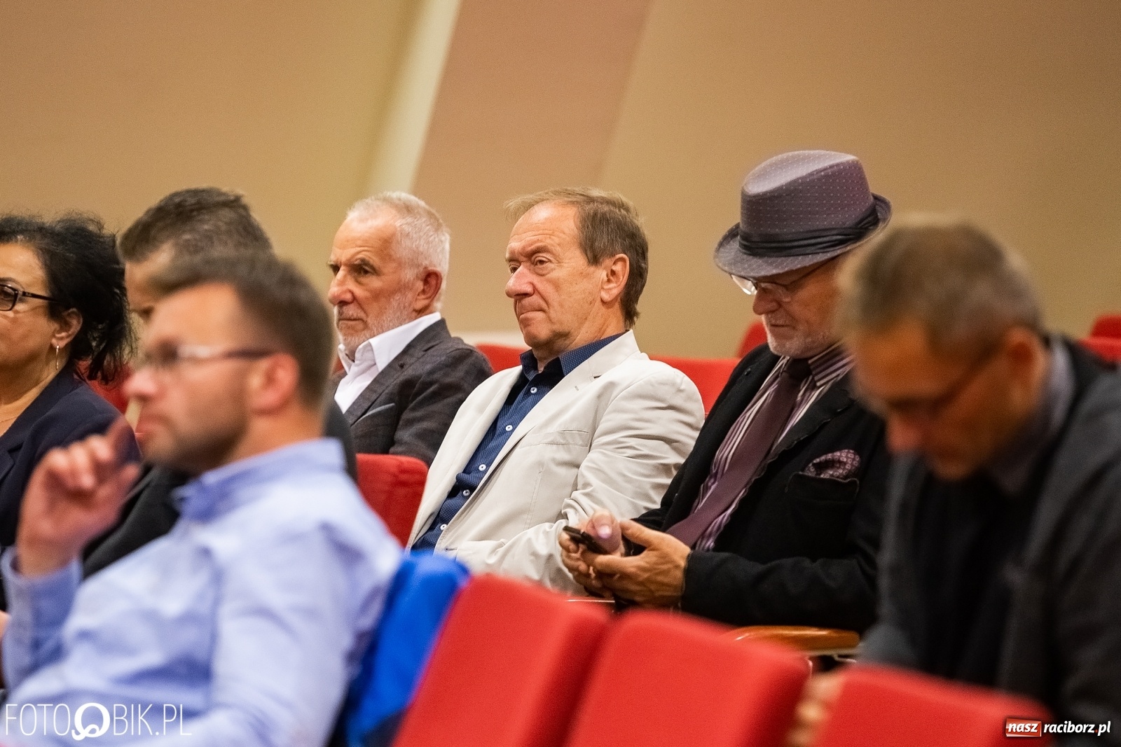 Zdjęcie w galerii na portalu naszraciborz.pl: Barwy zamienne. Spotkanie autorskie z M. Migalskim na zamku wiadomości z regionu