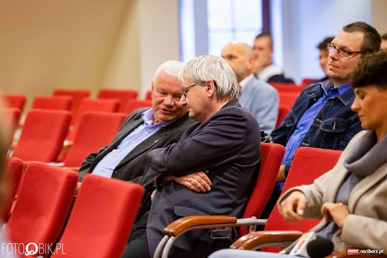 Zdjęcie w galerii na portalu naszraciborz.pl: Barwy zamienne. Spotkanie autorskie z M. Migalskim na zamku wiadomości z regionu