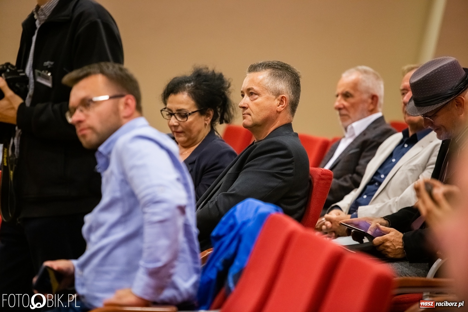 Zdjęcie w galerii na portalu naszraciborz.pl: Barwy zamienne. Spotkanie autorskie z M. Migalskim na zamku wiadomości z regionu