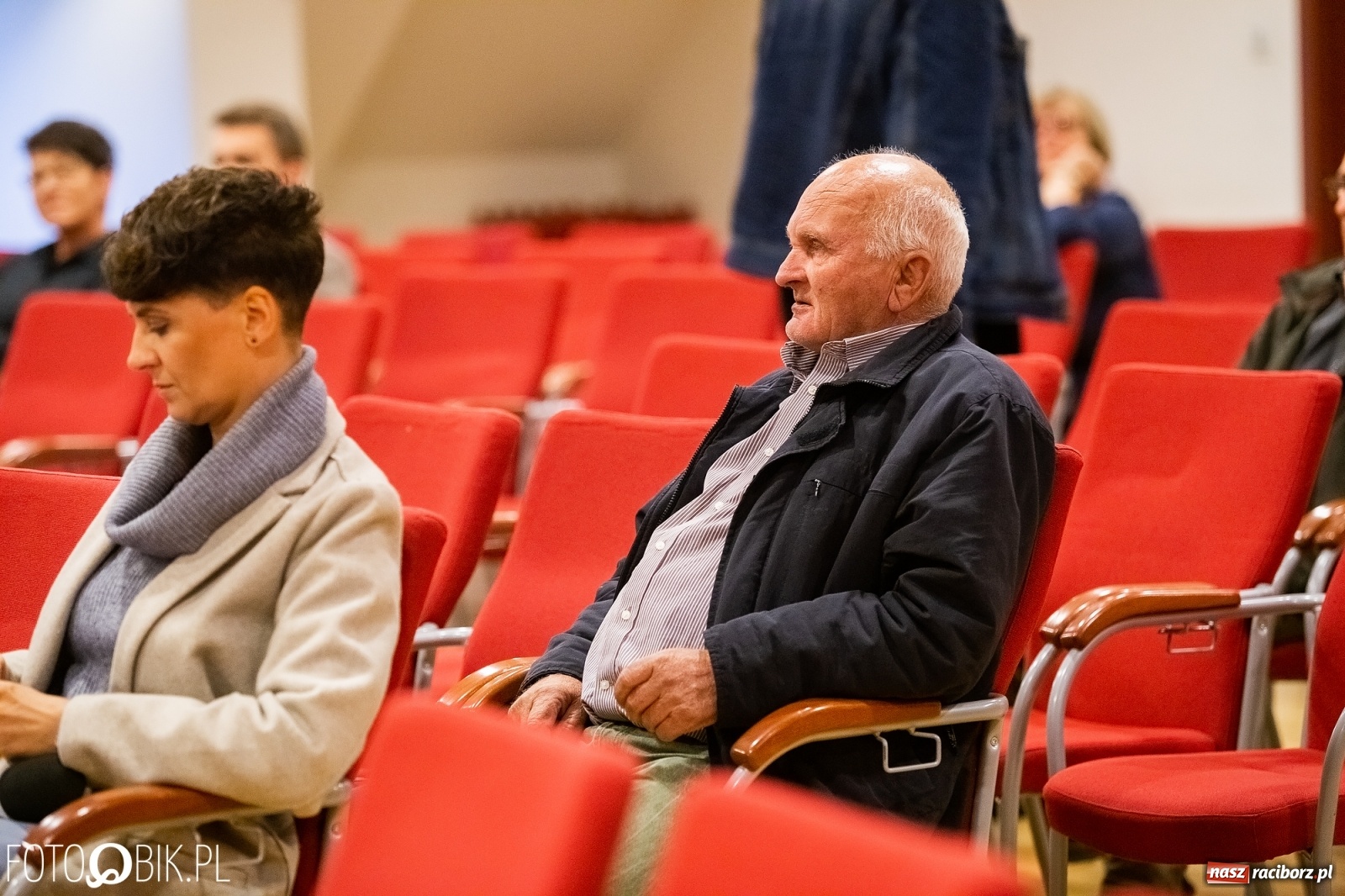 Zdjęcie w galerii na portalu naszraciborz.pl: Barwy zamienne. Spotkanie autorskie z M. Migalskim na zamku wiadomości z regionu