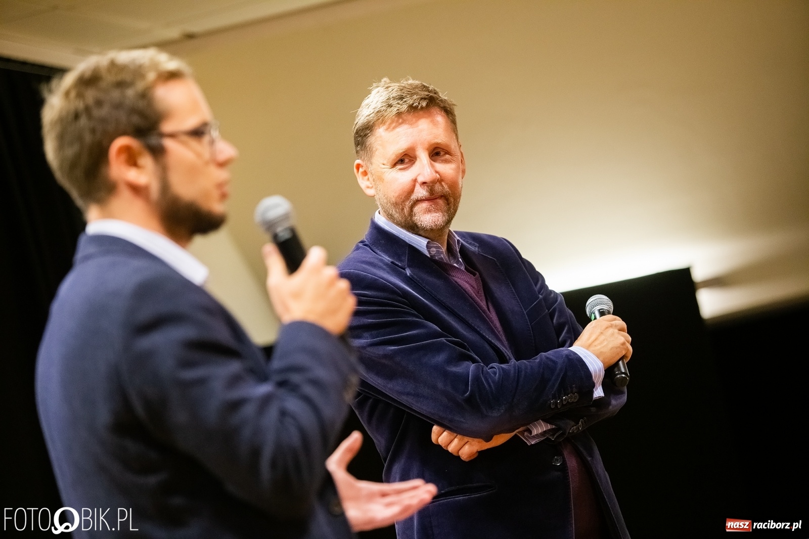 Zdjęcie w galerii na portalu naszraciborz.pl: Barwy zamienne. Spotkanie autorskie z M. Migalskim na zamku wiadomości z regionu