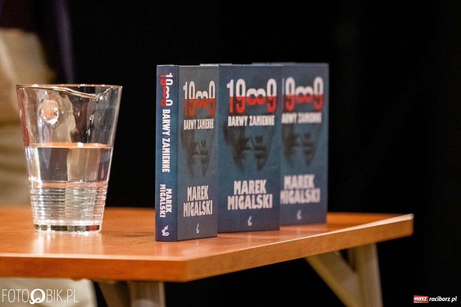 Zdjęcie w galerii na portalu naszraciborz.pl: Barwy zamienne. Spotkanie autorskie z M. Migalskim na zamku wiadomości z regionu