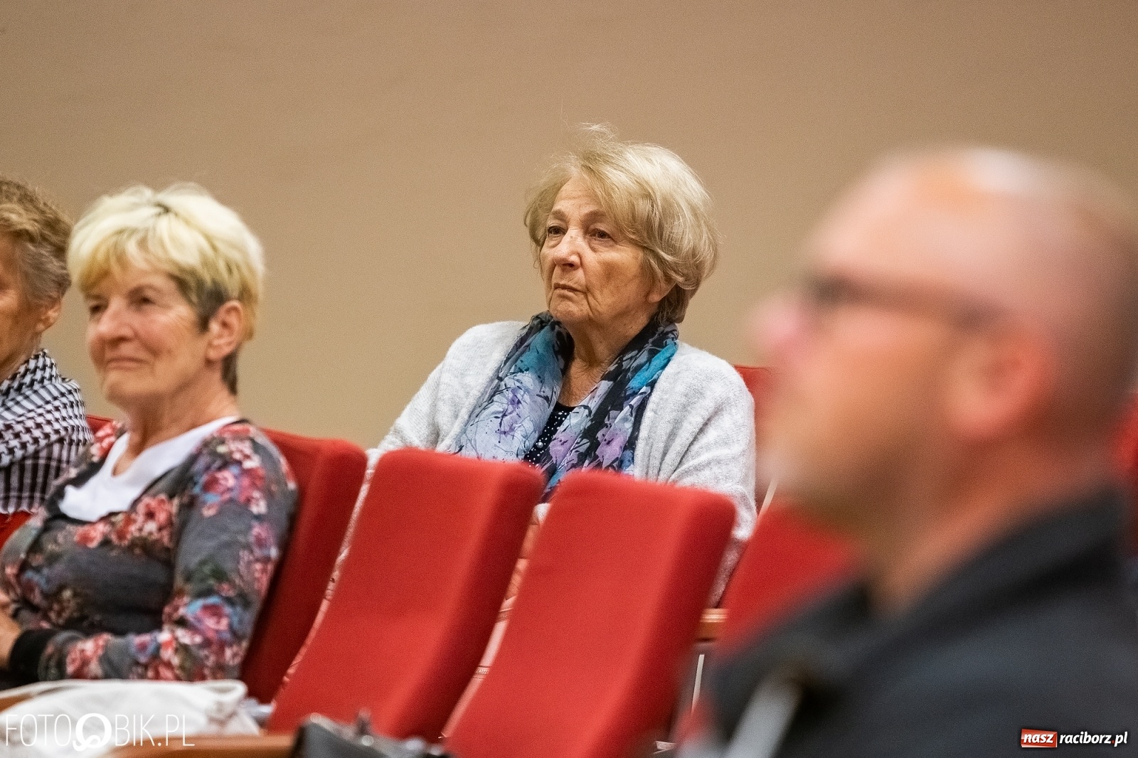 Zdjęcie w galerii na portalu naszraciborz.pl: Barwy zamienne. Spotkanie autorskie z M. Migalskim na zamku wiadomości z regionu