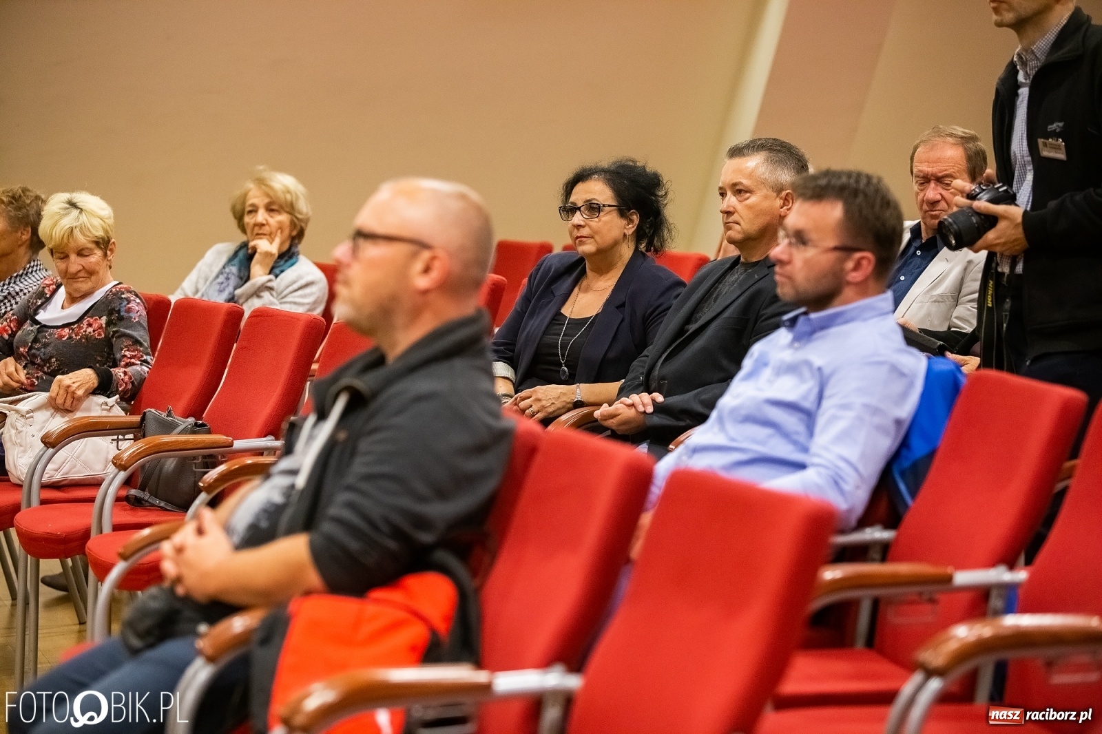 Zdjęcie w galerii na portalu naszraciborz.pl: Barwy zamienne. Spotkanie autorskie z M. Migalskim na zamku wiadomości z regionu