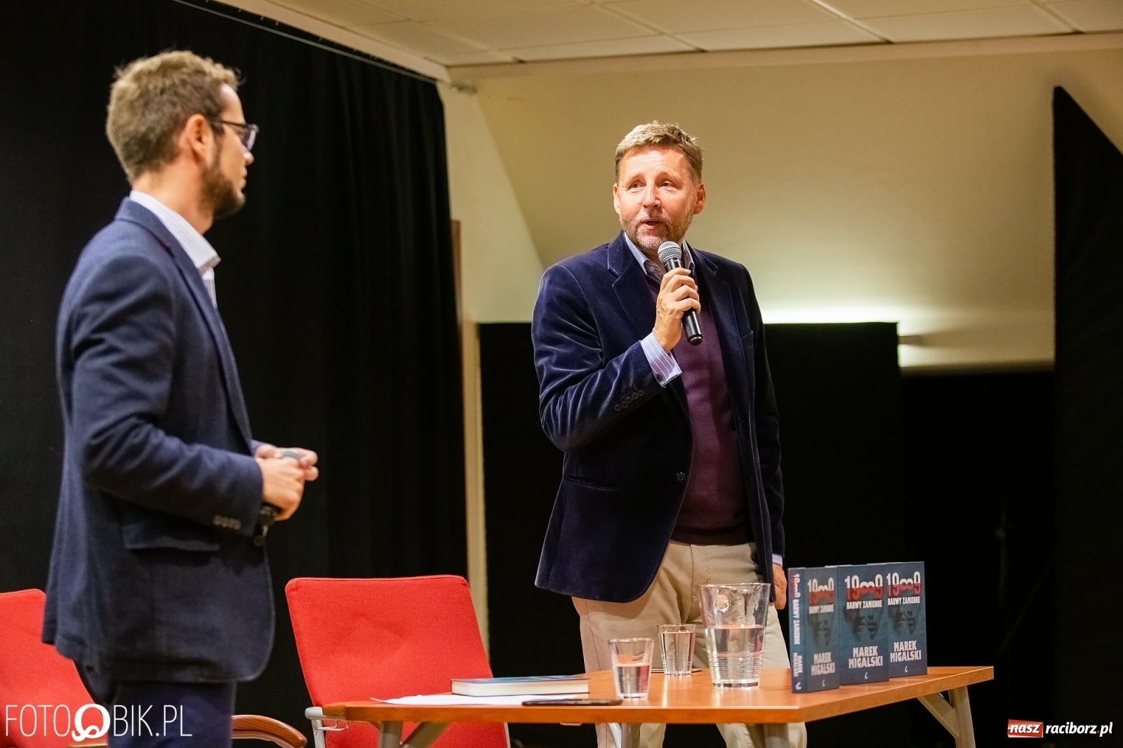 Zdjęcie w galerii na portalu naszraciborz.pl: Barwy zamienne. Spotkanie autorskie z M. Migalskim na zamku wiadomości z regionu