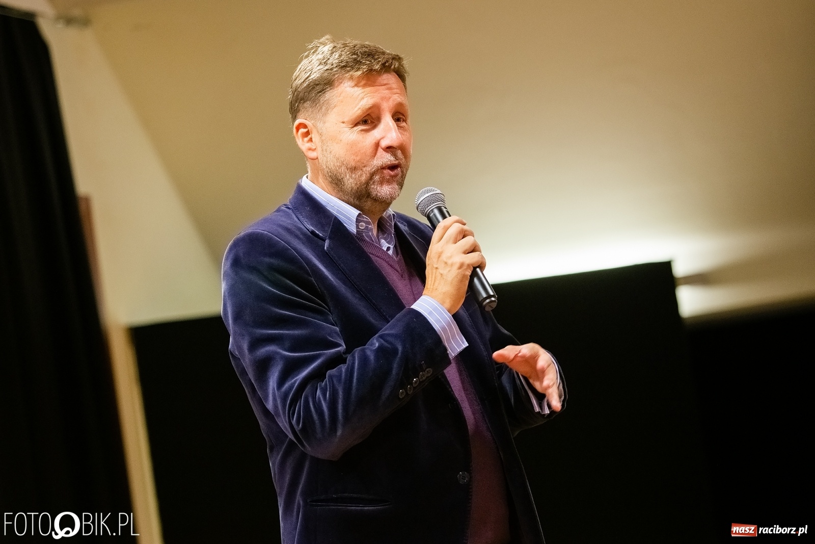 Zdjęcie w galerii na portalu naszraciborz.pl: Barwy zamienne. Spotkanie autorskie z M. Migalskim na zamku wiadomości z regionu