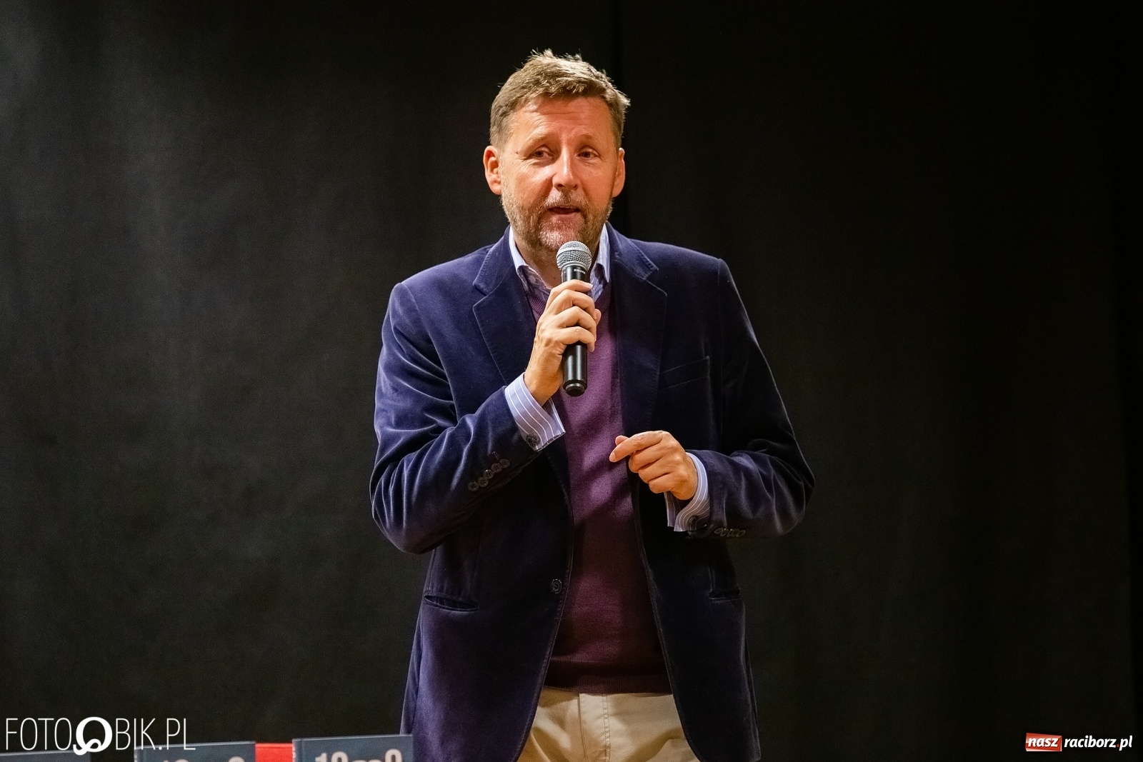 Zdjęcie w galerii na portalu naszraciborz.pl: Barwy zamienne. Spotkanie autorskie z M. Migalskim na zamku wiadomości z regionu