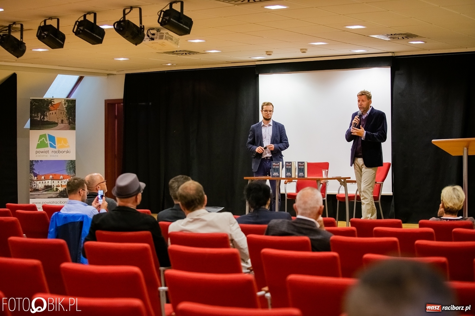 Zdjęcie w galerii na portalu naszraciborz.pl: Barwy zamienne. Spotkanie autorskie z M. Migalskim na zamku wiadomości z regionu