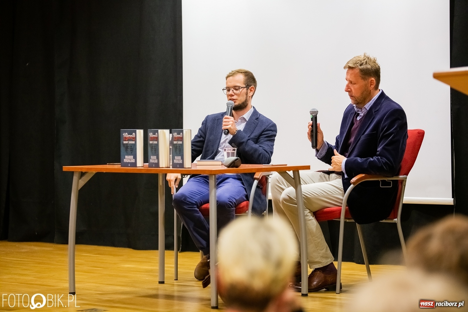 Zdjęcie w galerii na portalu naszraciborz.pl: Barwy zamienne. Spotkanie autorskie z M. Migalskim na zamku wiadomości z regionu