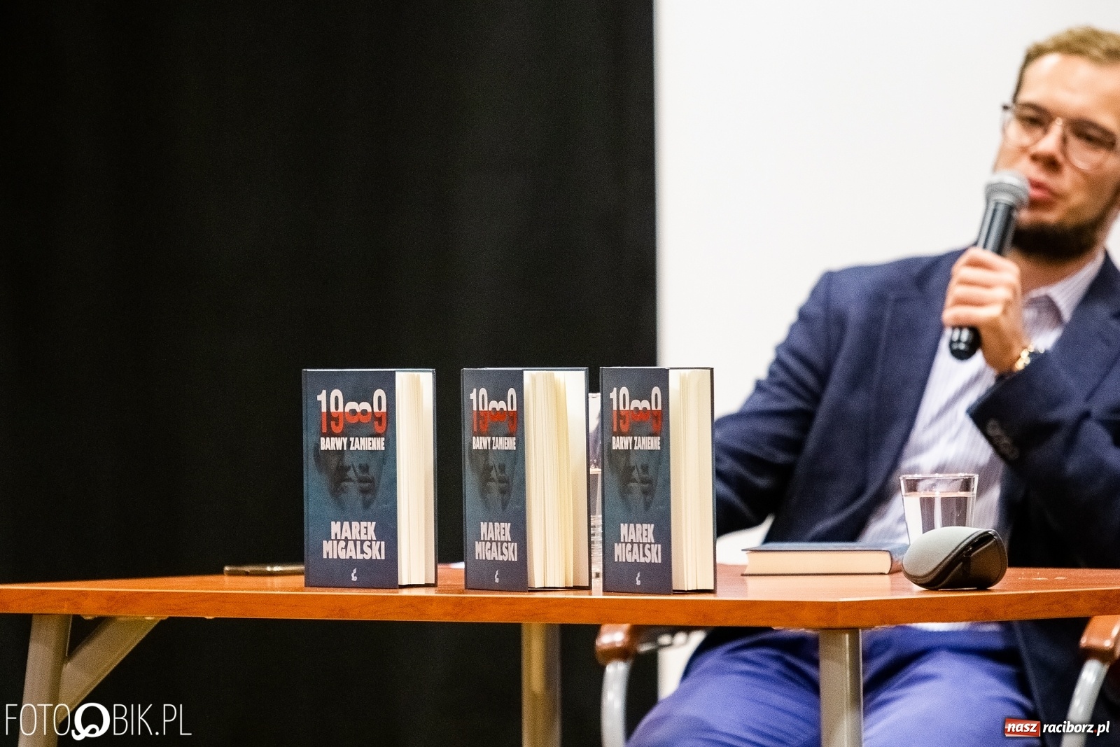 Zdjęcie w galerii na portalu naszraciborz.pl: Barwy zamienne. Spotkanie autorskie z M. Migalskim na zamku wiadomości z regionu