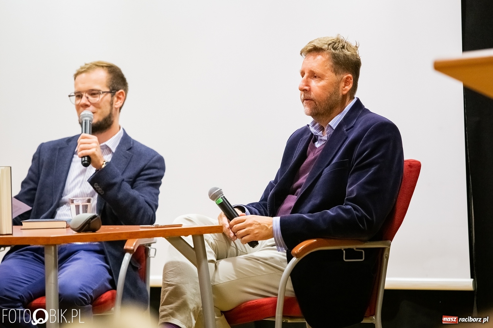 Zdjęcie w galerii na portalu naszraciborz.pl: Barwy zamienne. Spotkanie autorskie z M. Migalskim na zamku wiadomości z regionu