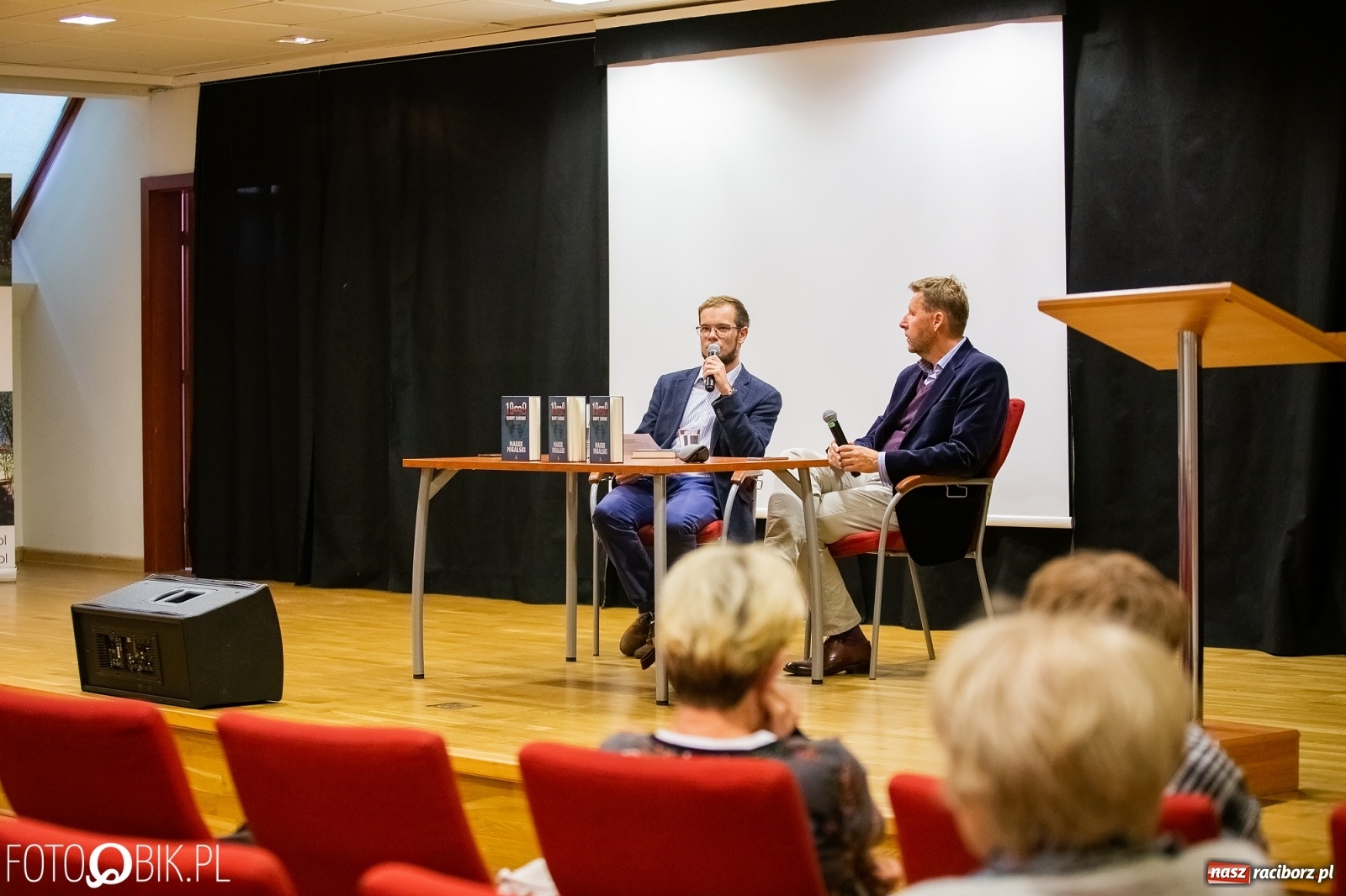 Zdjęcie w galerii na portalu naszraciborz.pl: Barwy zamienne. Spotkanie autorskie z M. Migalskim na zamku wiadomości z regionu