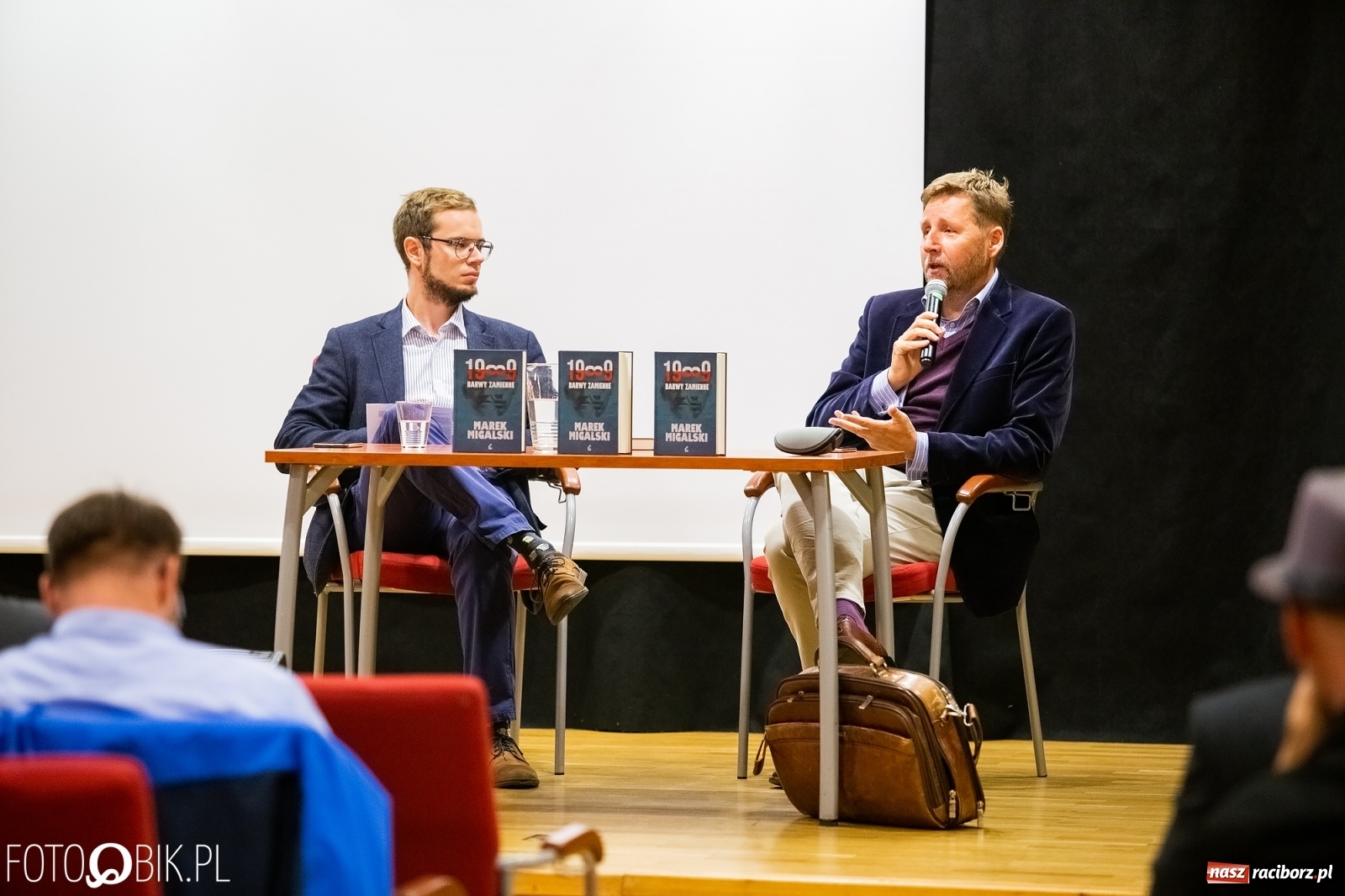 Zdjęcie w galerii na portalu naszraciborz.pl: Barwy zamienne. Spotkanie autorskie z M. Migalskim na zamku wiadomości z regionu