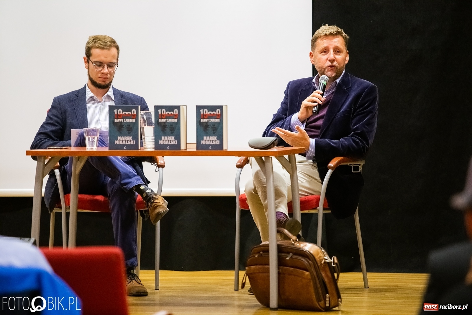 Zdjęcie w galerii na portalu naszraciborz.pl: Barwy zamienne. Spotkanie autorskie z M. Migalskim na zamku wiadomości z regionu