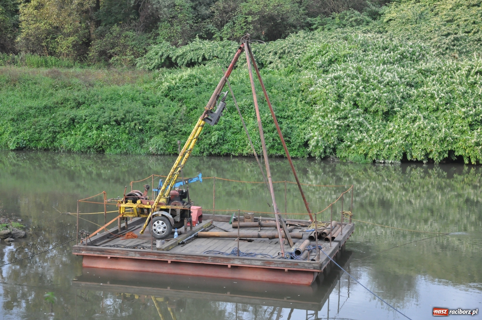 Zdjęcie w galerii na portalu naszraciborz.pl: Tajemniczy obiekt na Odrze przy moście kolejowym [FOTO]  wiadomości z regionu
