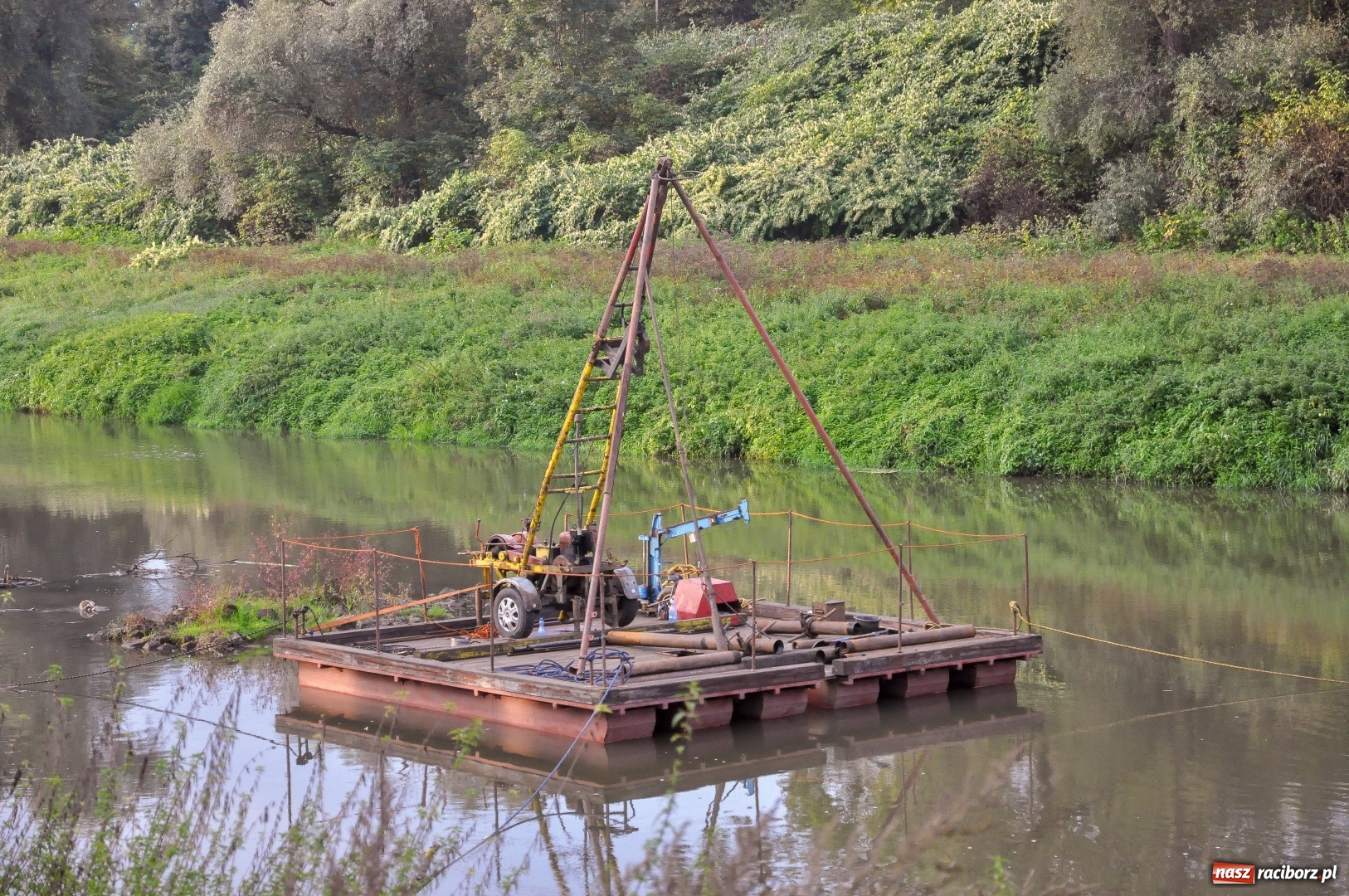Zdjęcie w galerii na portalu naszraciborz.pl: Tajemniczy obiekt na Odrze przy moście kolejowym [FOTO]  wiadomości z regionu