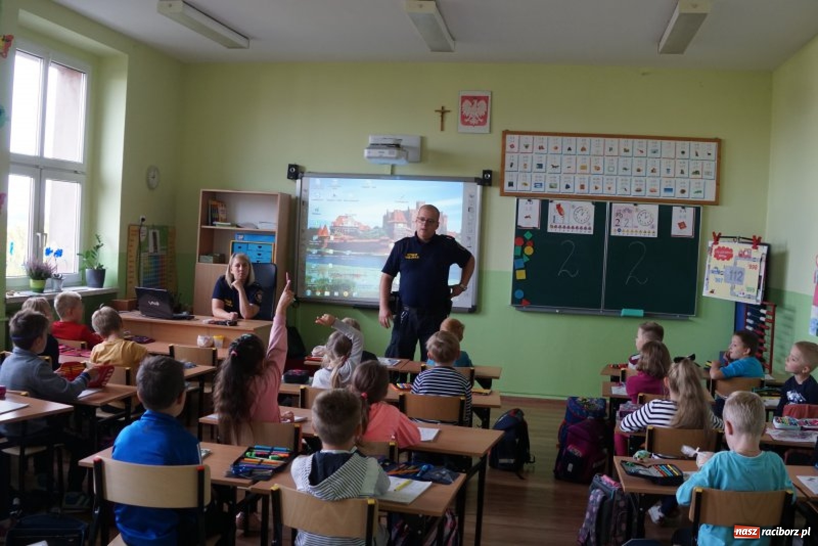 Zdjęcie w galerii na portalu naszraciborz.pl: Strażnicy miejscy dbają o bezpieczeństwo najmłodszych wiadomości z regionu