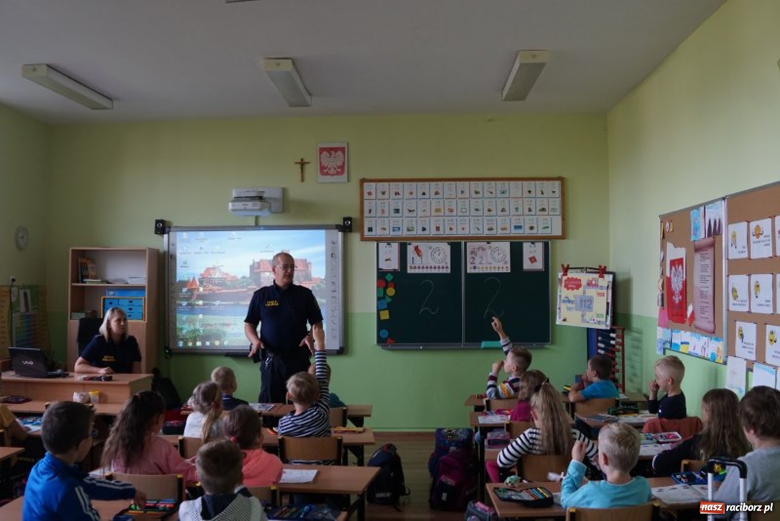 Zdjęcie w galerii na portalu naszraciborz.pl: Strażnicy miejscy dbają o bezpieczeństwo najmłodszych wiadomości z regionu