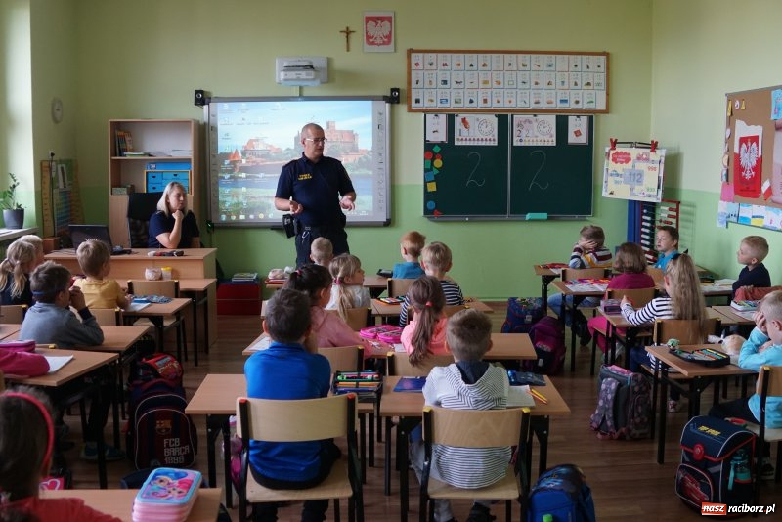 Zdjęcie w galerii na portalu naszraciborz.pl: Strażnicy miejscy dbają o bezpieczeństwo najmłodszych wiadomości z regionu