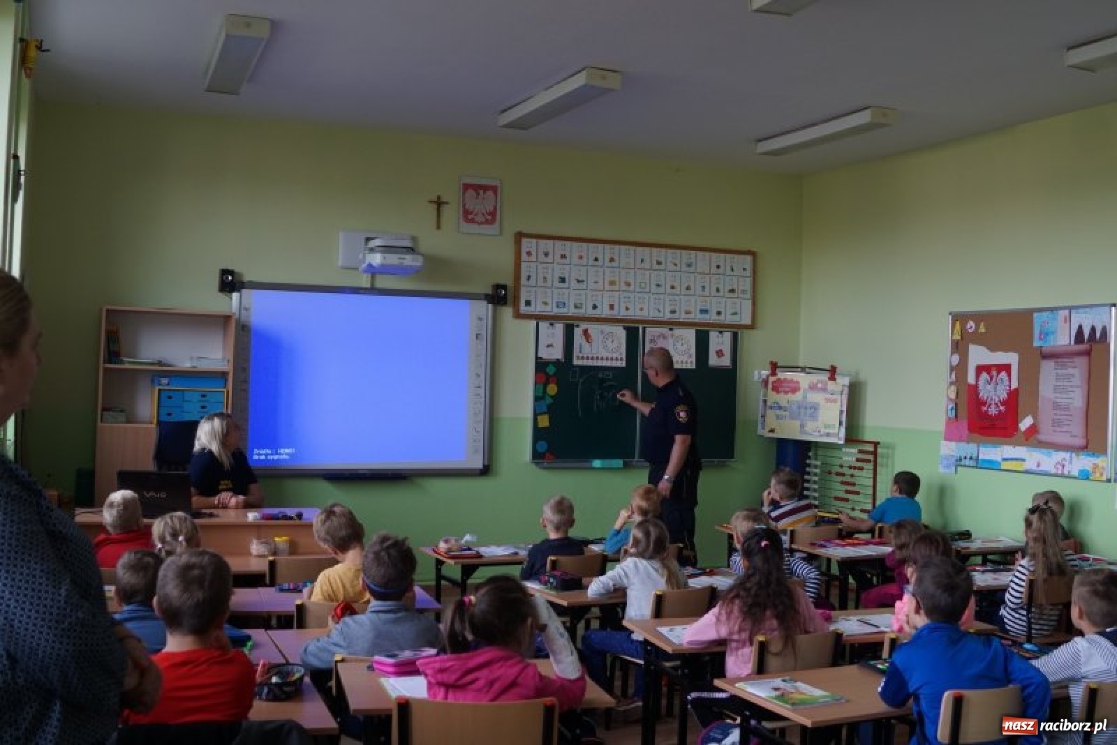 Zdjęcie w galerii na portalu naszraciborz.pl: Strażnicy miejscy dbają o bezpieczeństwo najmłodszych wiadomości z regionu